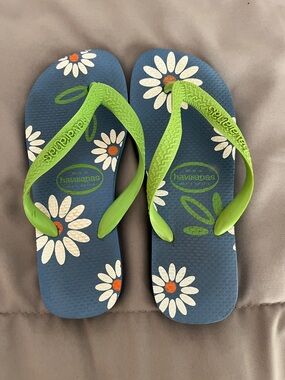 Very Cute! Havaianas Flip Flops with Green Straps and White Daisy Print